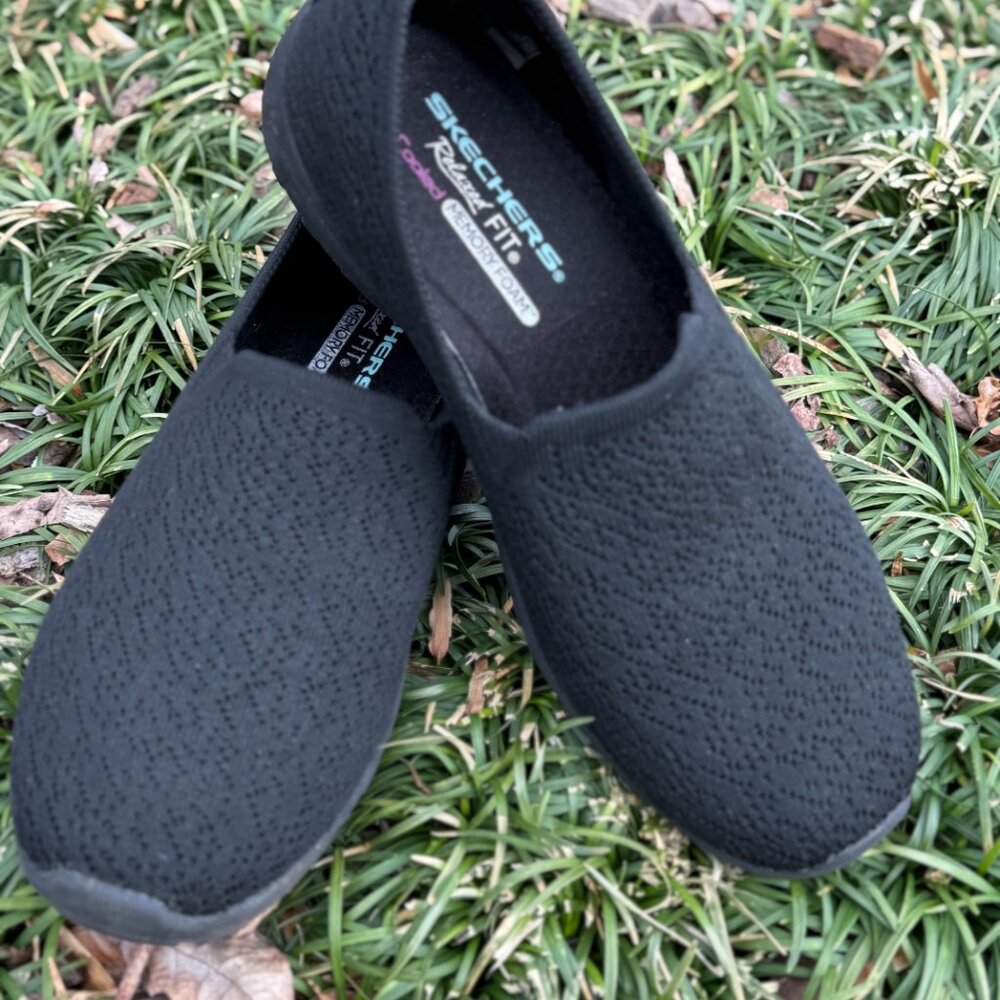 EUC!!! Ladies Relaxed Fit Skechers with Air Cooled Memory Foam